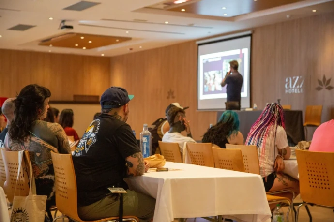 Formación de piercing profesional en el Congreso CE
