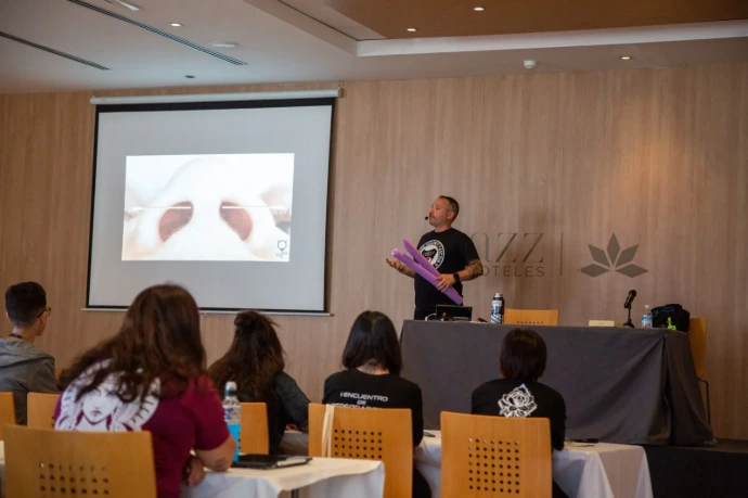Clase formativa para profesionales del piercing organizada por CEP