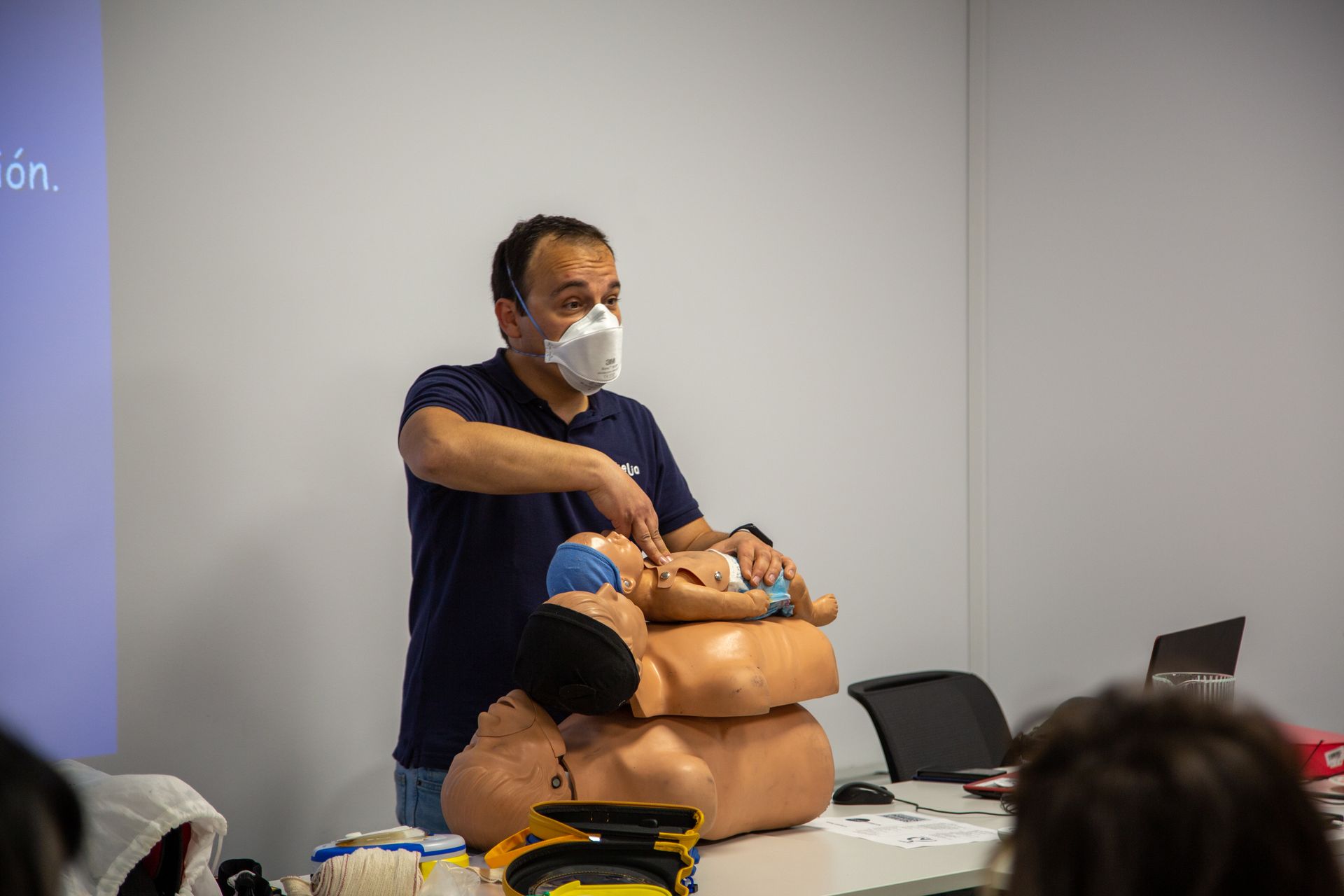 Clase de primeros auxilios aplicada a la perforación corporal