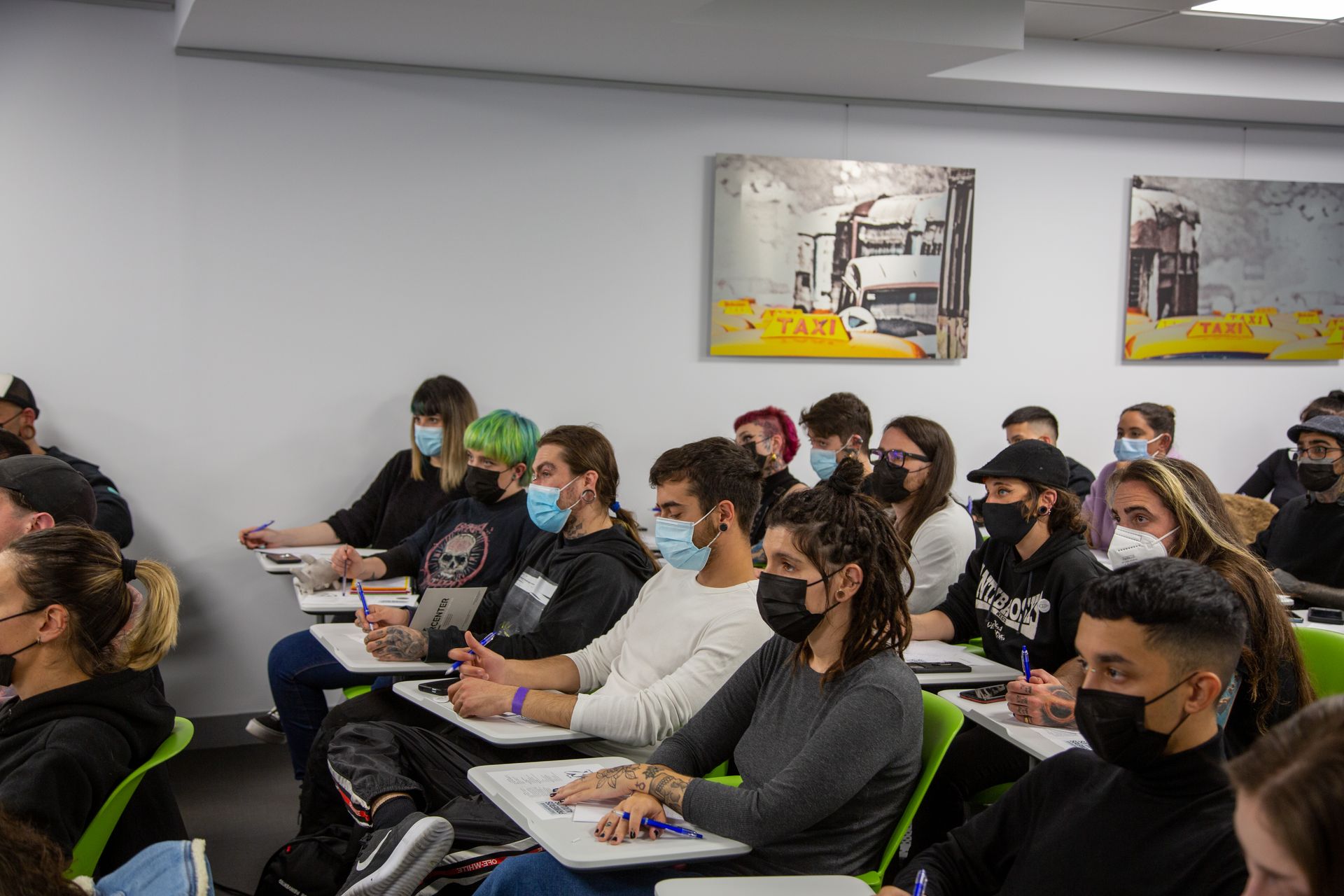 Clase de primeros auxilios aplicada a la perforación corporal