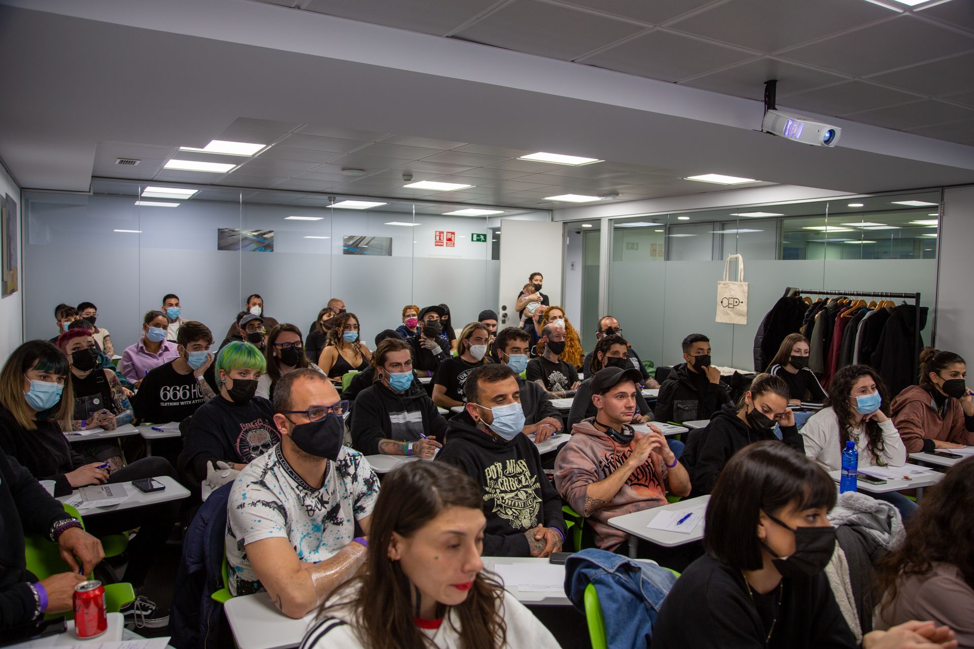 Práctica de primeros auxilios durante una formación para perforadores