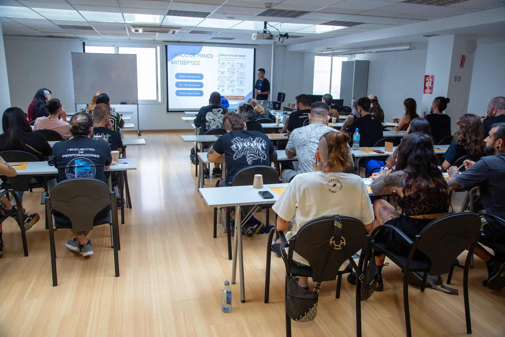 Práctica de primeros auxilios durante una formación para perforadores