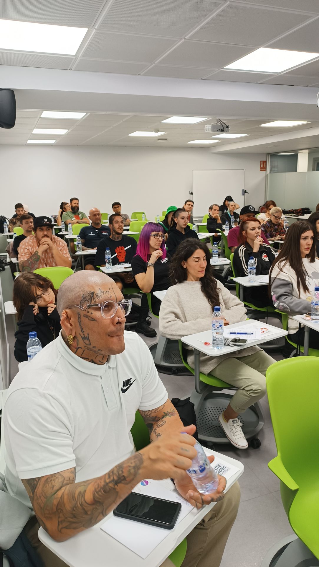 Formación de primeros auxilios para profesionales del piercing en Madrid